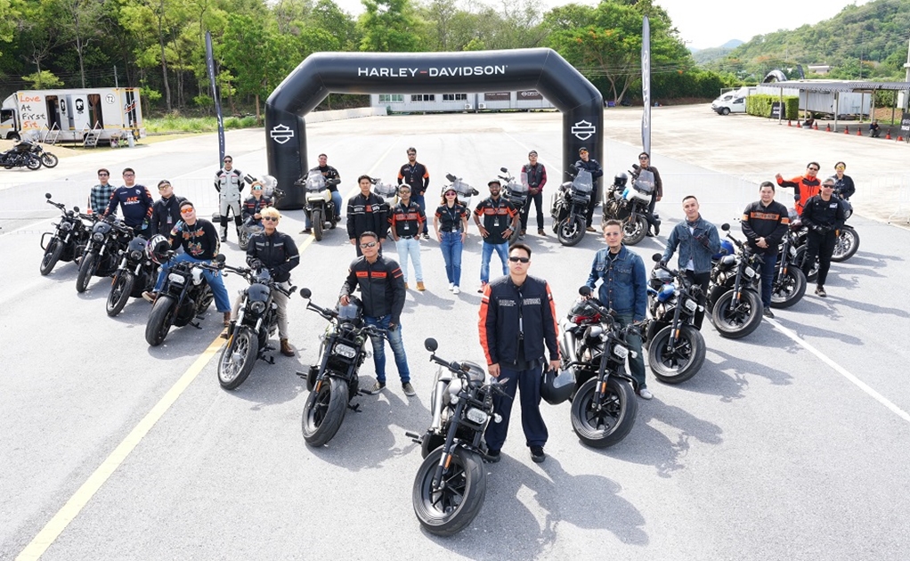 Harley-Davidson Dirt. Road. Track. Experience 2023: Complete Motorcycle ...