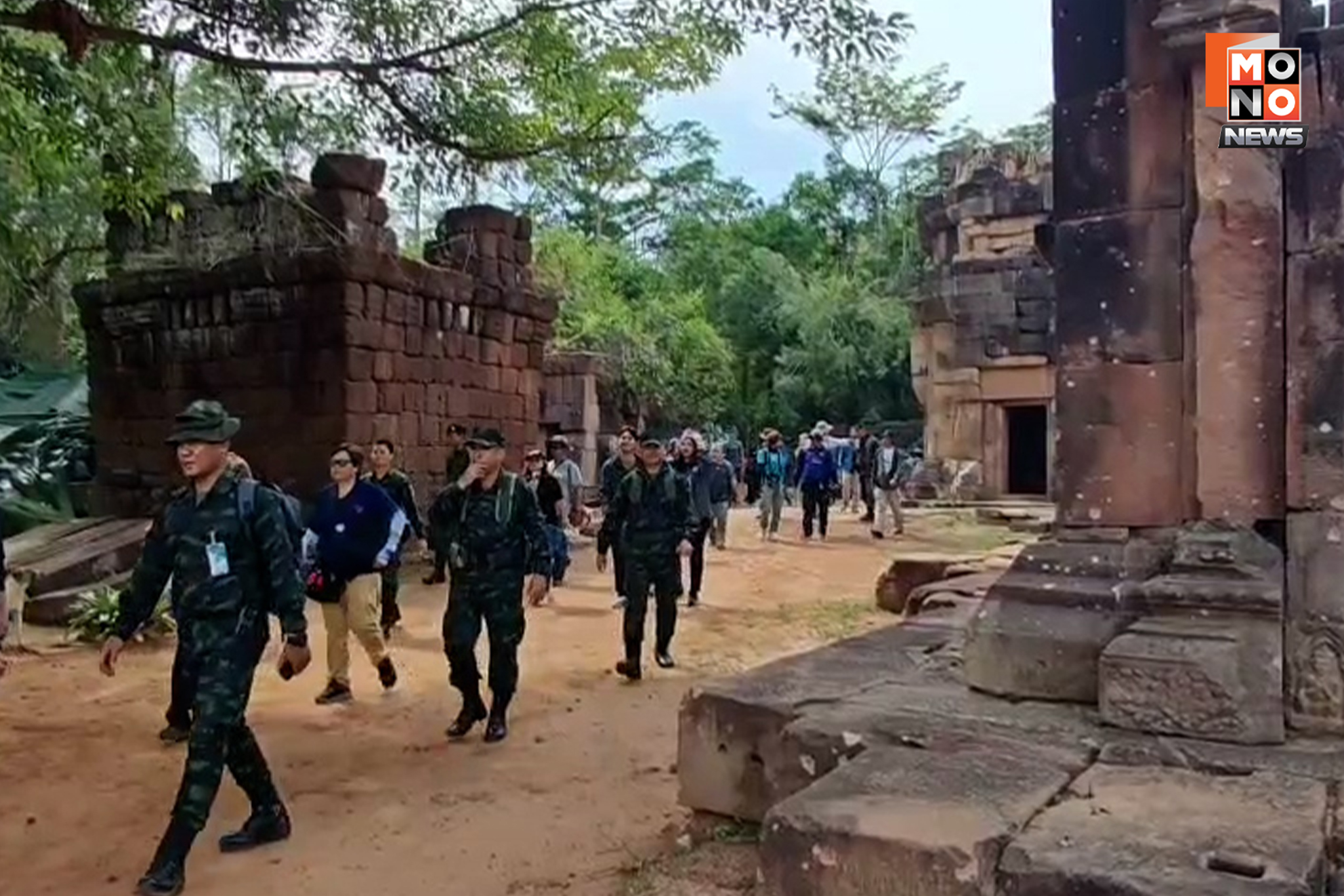 “กองกำลังสุรนารี” พาสื่อเยือน “ปราสาทตาเมือนธม” ใกล้ฐานทหารกัมพูชาเพียง 20 เมตร พบอีกฝ่ายยังเดินหน้าก่อสร้างฐานที่มั่นต่อเนื่อง