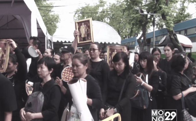 ปชช.เนืองแน่นเข้าถวายสักการะเบื้องหน้าพระบรมศพ