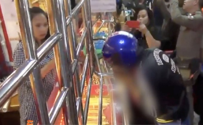 โจรยกมือไหว้หลังฉกทองแต่ถูกขังหนีไม่ได้ จ. ปทุมธานี