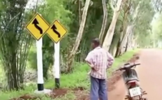 ชาวบ้าน จ.ตาก แปลกใจ พบป้ายฝาแฝดริมทาง