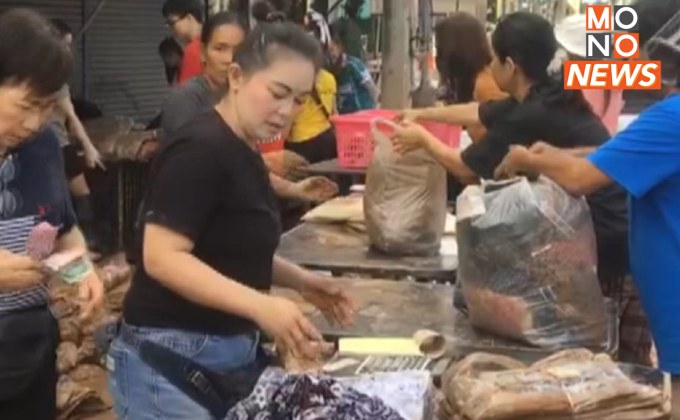 ร้านขายส่งเสื้อผ้านำสินค้าเสียหายจากน้ำท่วม ขายเทเริ่มตัวละ 10 บ. หวังลดขาดทุน