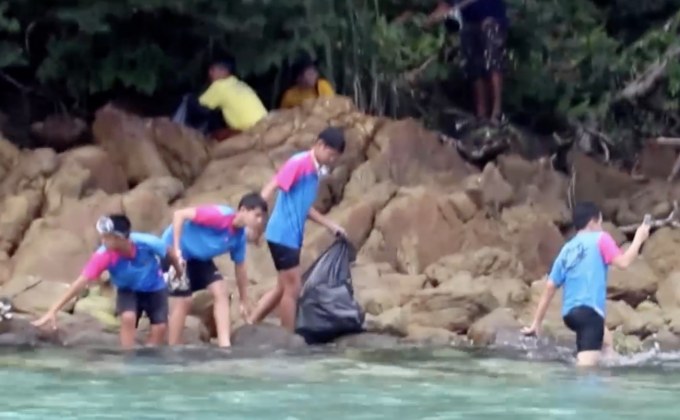 อาสาสมัครเก็บขยะเกาะช้าง 3 ตัน