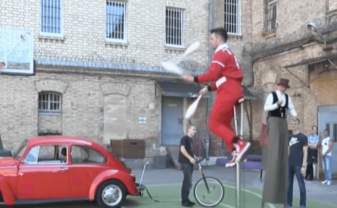 นักโทษในลิทัวเนียโชว์แสดงละครสัตว์