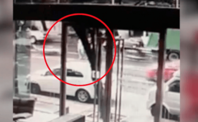 เปิดวงจรปิดวินาที “คิว วงฟลัวร์” ถูกรถจยย.ชน