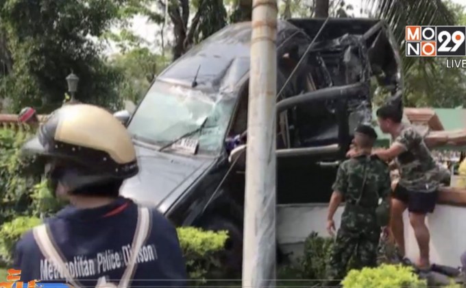 รถยนต์เสียหลักปีนกำแพงวัดย่านสะพานสูง