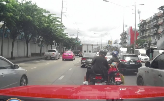 หวาดเสียว จยย.นำเด็กซ้อนท้ายนั่งหลับ-จอดขวางถนน