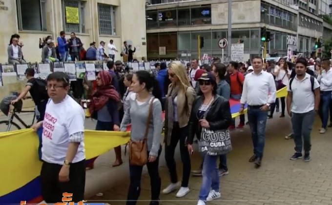 ครู-ชาวนาในโคลัมเบียเดินขบวนประท้วงรัฐบาล