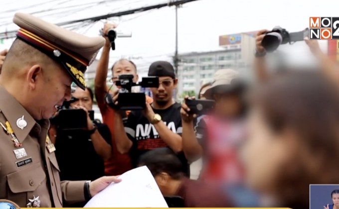 มารดาแม่มณีเป็นลมถูกตำรวจบุกจับ