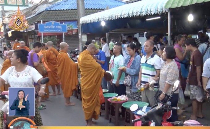 พุทธศาสนิกชนร่วมทำบุญวันเข้าพรรษา