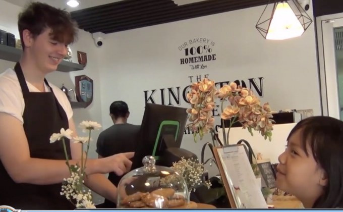 ไอเดียเก๋ เปิดร้านกาแฟให้ลูกค้าฝึกพูดภาษาอังกฤษ
