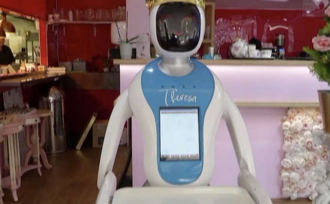 หุ่นยนต์เสิร์ฟอาหารเลียนแบบอดีตนายกฯ อังกฤษ