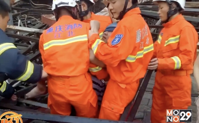 ชายชาวจีนถูกป้ายโฆษณาล้มทับ