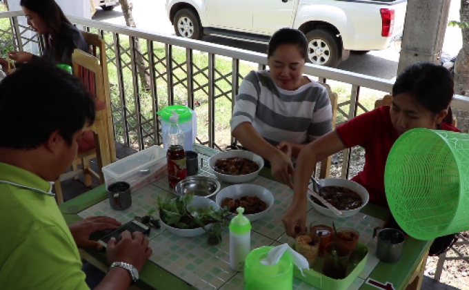 แห่กินก๋วยเตี๋ยวไก่มะระบุฟเฟ่ต์ 40 บาท