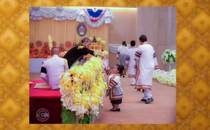 สมเด็จพระเจ้าอยู่หัวฯ ทรงโน้มพระวรกายพระราชทานปริญญาบัตร