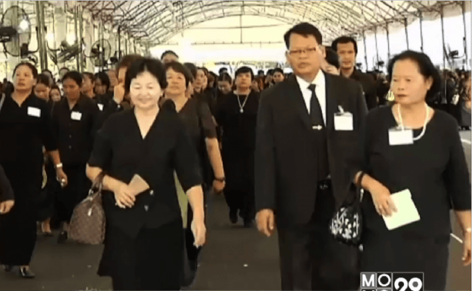 ประชาชนรอเข้าถวายสักการะพระบรมศพ