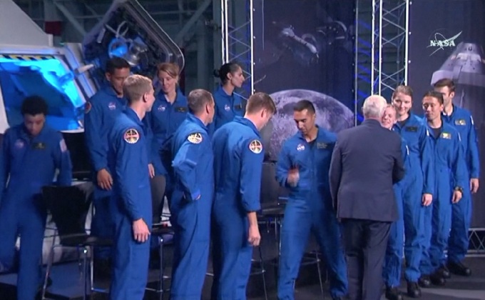 NASA คัดเลือก 12 นักบินอวกาศรุ่นใหม่