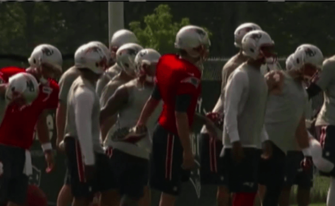 แฟนแพทส์ให้กำลังใจ “เบรดี้” ลงซ้อมแม้โดนแบน