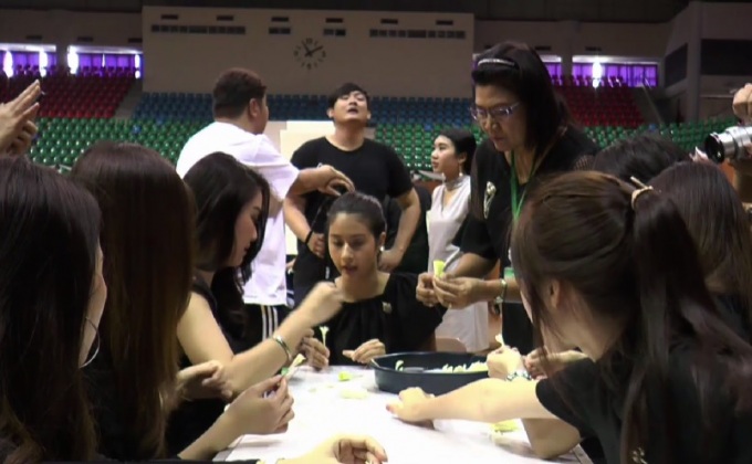 นักแสดง “โมโน ทาเลนท์ สตูดิโอ” ร่วมทำดอกไม้จันทน์ ถวายในหลวง ร.9