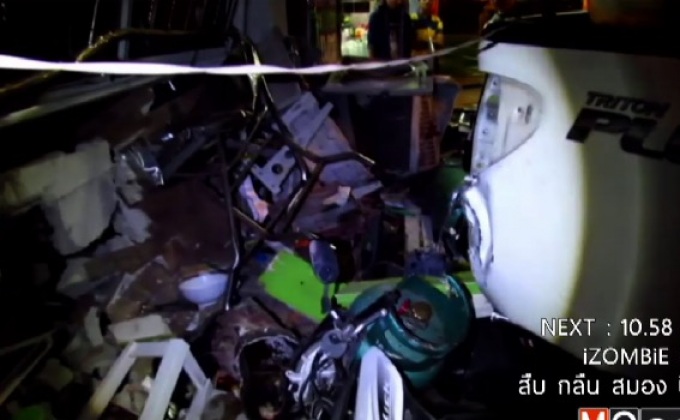 กระบะเสียหลักชนร้านสเต็กมีผู้บาดเจ็บ 1 คน