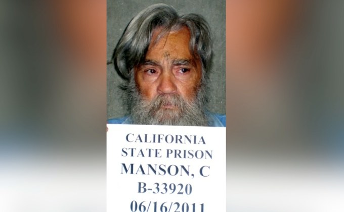 เจ้าลัทธิสังหารหมู่ “ชาร์ลส์ แมนสัน” เสียชีวิตในวัย 83 ปี