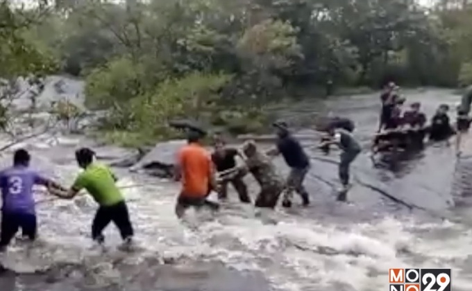 ระทึก! เผยภาพช่วยชีวิตนักท่องเที่ยวถูกน้ำป่าพัด