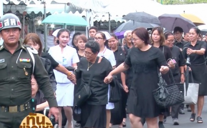 พสกนิกรหลั่งไหลเข้าสักการะพระบรมศพ