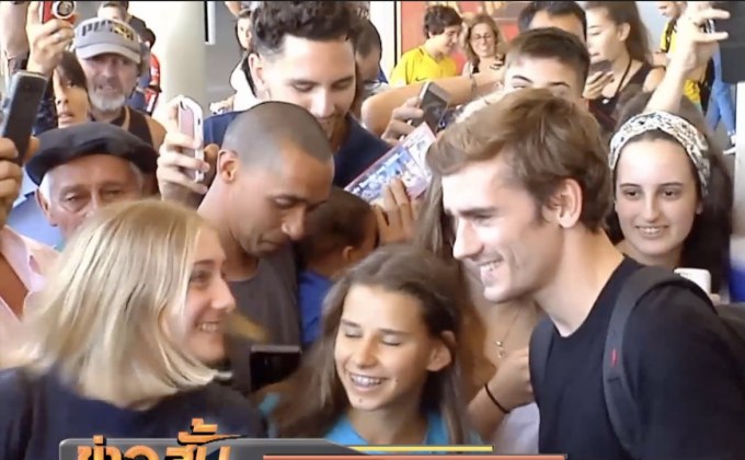 แฟนบอลแห่รับ “กรีซมันน์” ร่วมงานแต่งเพื่อนที่อุรุกวัย