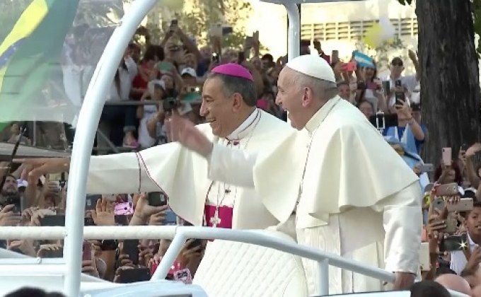 ​ชาวปานามาออกมารอรับขบวนเสด็จโป๊ปฟรานซิส