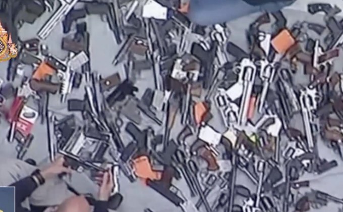 ตำรวจสหรัฐฯบุกค้นบ้าน พบอาวุธปืนกว่า 1 พันกระบอก