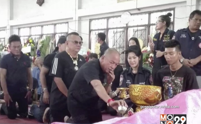 เหล่าศิลปินตลก ร่วมไว้อาลัยรดน้ำศพ “แวว จ๊กมก”