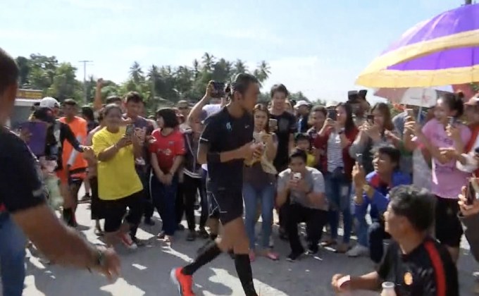 ร.10 พระราชทานสิ่งของแก่ “ตูน บอดี้สแลม”