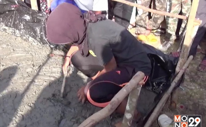 “เด็กริมเล” จ.สตูล แข่งจับปูดำก้ามโต