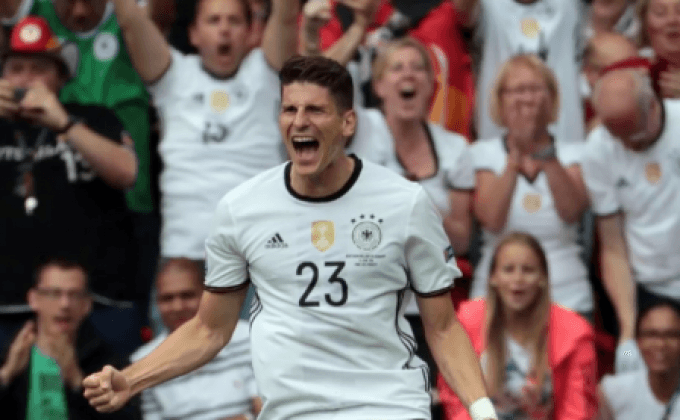 อินทรีเหล็ก ควง โปแลนด์เฉือน 1-0 จูงมือกันเข้ารอบ