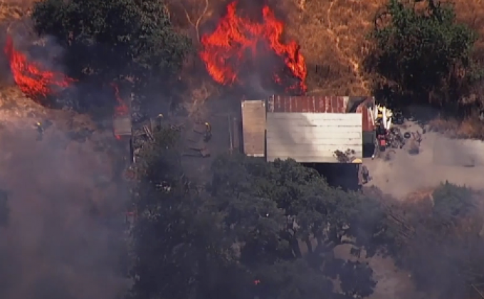 ​ไฟป่าลอส แองเจลิส ลุกลามใกล้ย่านท่องเที่ยวดัง