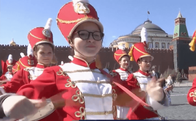 เด็กรัสเซียร่วมปฏิญาณตนเป็น “ไพโอเนียร์”