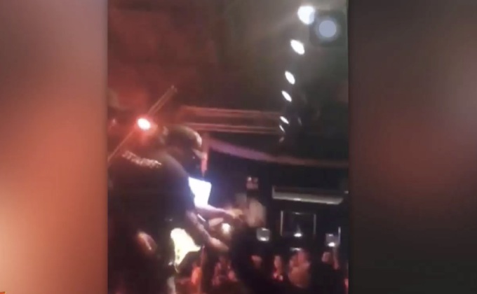 วัยรุ่นถือปืนขู่ขอจับมือ “ปูพงษสิทธิ์”กลางผับดัง