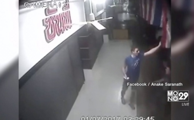 ว่อนเน็ต 2 หนุ่มต่างชาติกระชากธงชาติไทย