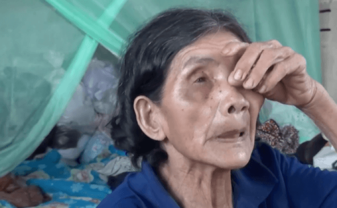 สุดรันทด! ยายวัย 74 ปี อาศัยอยู่ในคอกหมู