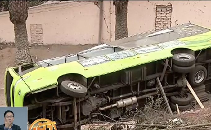 รถบัสพลิกคว่ำตกถนนในเปรู