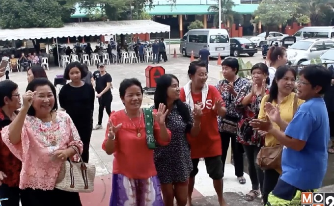 สีสันงานศพ โชว์มายากล รำวงหน้าเมรุ