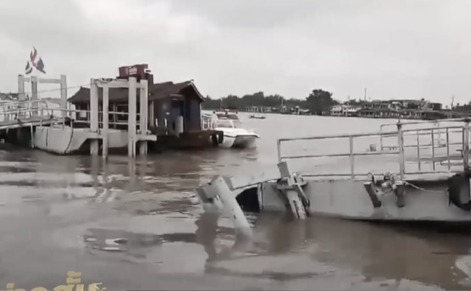 เรือพ่วงบรรทุกทรายชนโป๊ะ จ.นนทบุรี