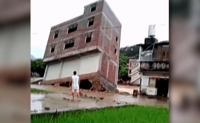 อาคารถล่มหลังถูกน้ำท่วมในจีน