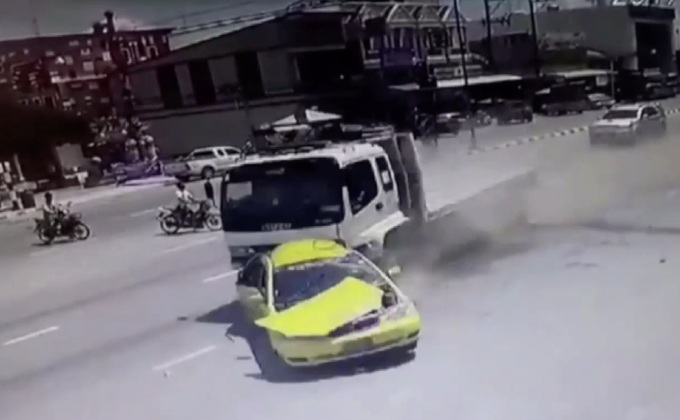 แท็กซี่จอดติดไฟแดงถูกสิบล้อพุ่งชนเสียชีวิต 2 คน