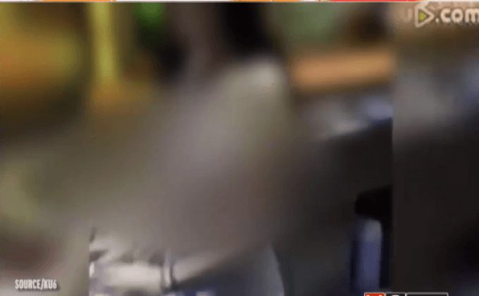 ร้านเพชรที่จีนสั่งพนักงานเปลือยอกเรียกลูกค้า