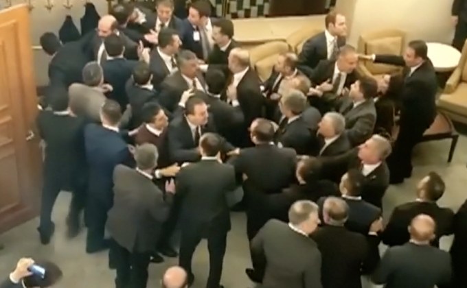 เหตุวิวาทกลางสภาตุรกีหลังผ่านกฎหมายอื้อฉาว