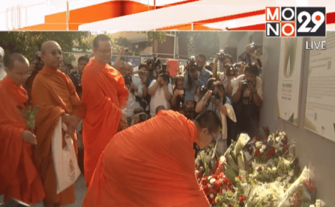 ตัวแทน 4 ศาสนาไว้อาลัยหน้าสถานทูตฝรั่งเศส