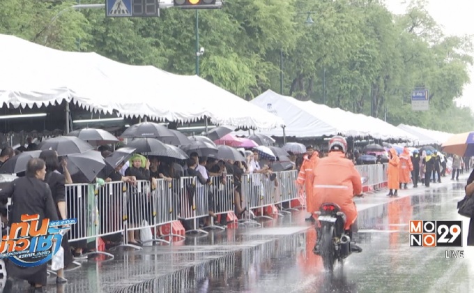 ประชาชนเข้ากราบถวายบังคมพระบรมศพ เนืองแน่น