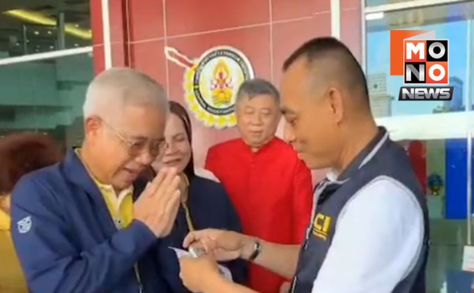 นักศึกษา วสช.รุ่น 1 มอบดอกไม้ให้กำลังใจ “รองเต่า”