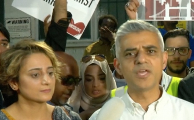 นายกเทศมนตรีกรุงลอนดอนร่วมสวดมนต์กับชาวมุสลิม